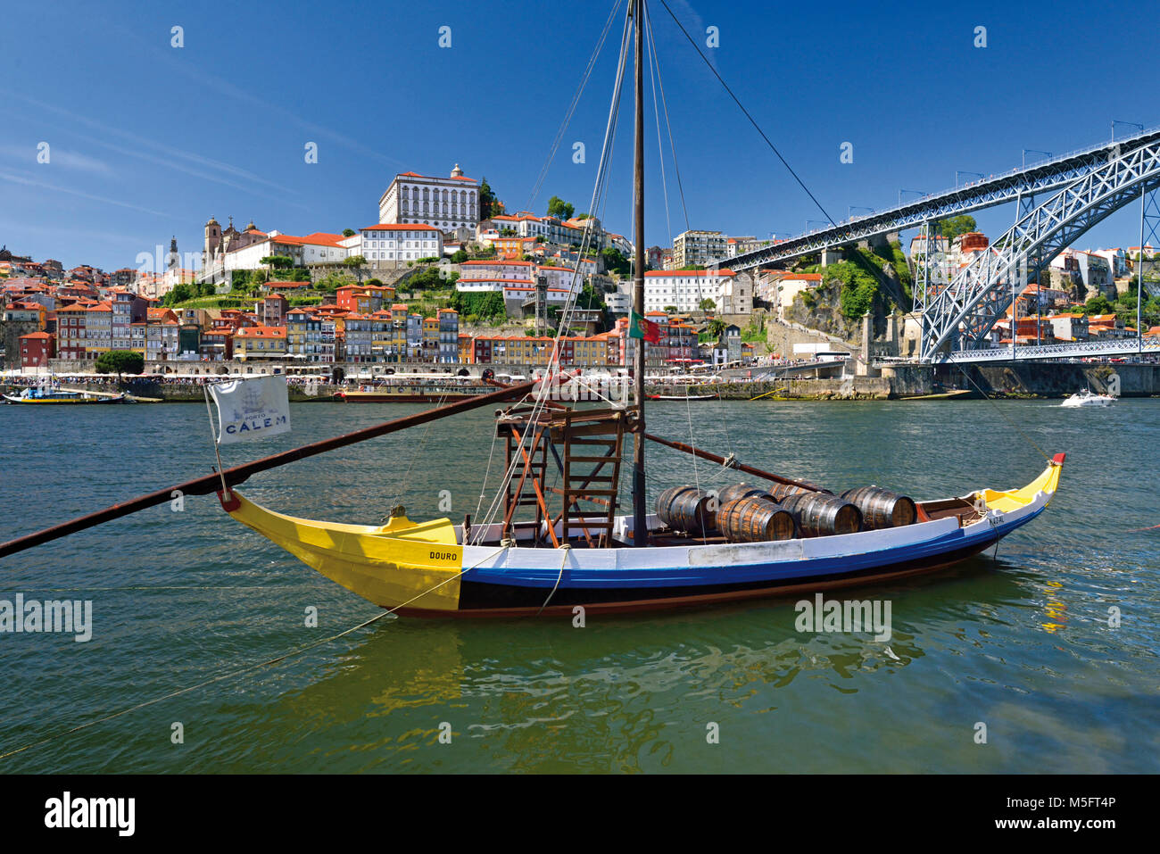 Porto tradizionale vino nave in fiume Douro con Oporto in background Foto Stock