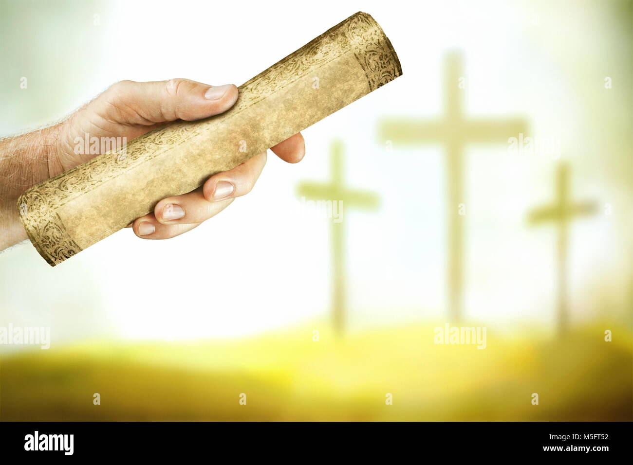 Una mano che mostra il messaggio dalla croce del Signore Gesù. Foto Stock