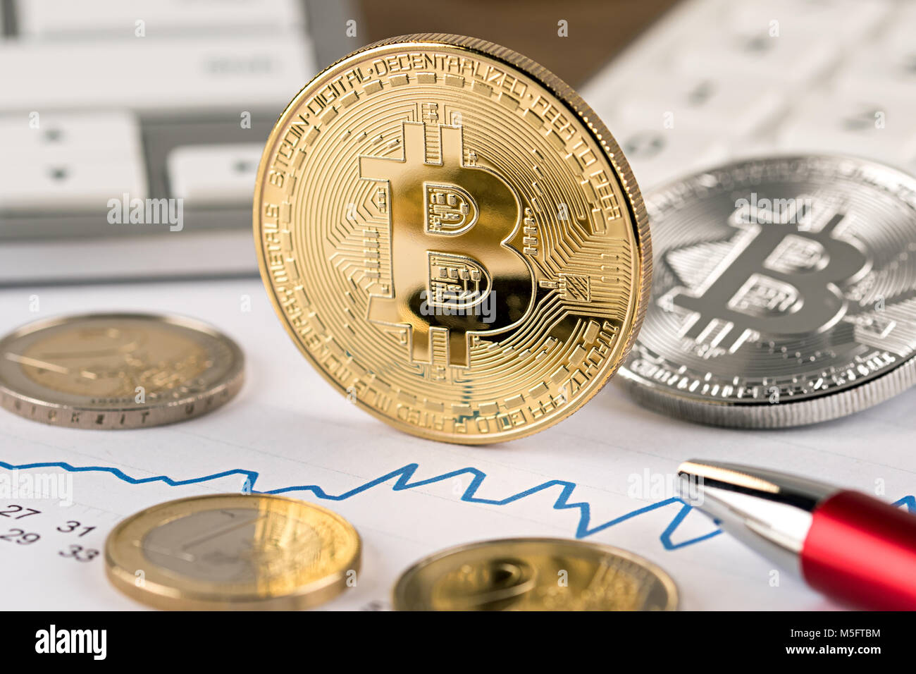 Bitcoin crypto euro cambio valuta concetto finanziario golden argento  monete di rame sulla calcolatrice scrivania in legno con tastiera e matita  rossa Foto stock - Alamy