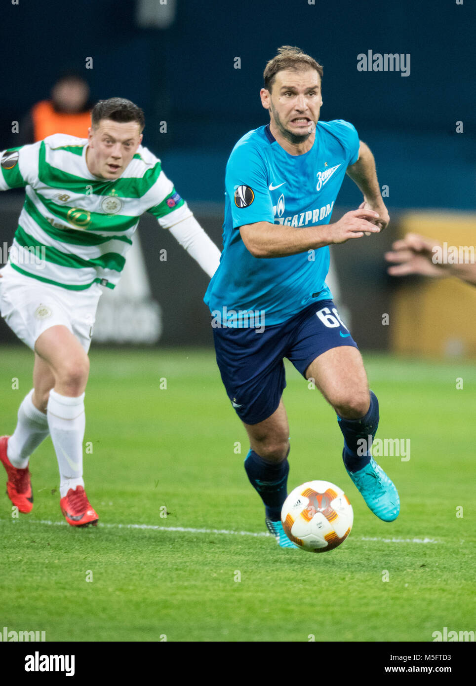 San Pietroburgo, Russia - 22 febbraio 2018. UEFA Europa League, Round di 32: Zenit San Pietroburgo 3 - 0 Celtic F.C. Il Celtic Callum McGregor (L) e Zenit San Pietroburgo Ivanivich Branislav (R). Foto Stock