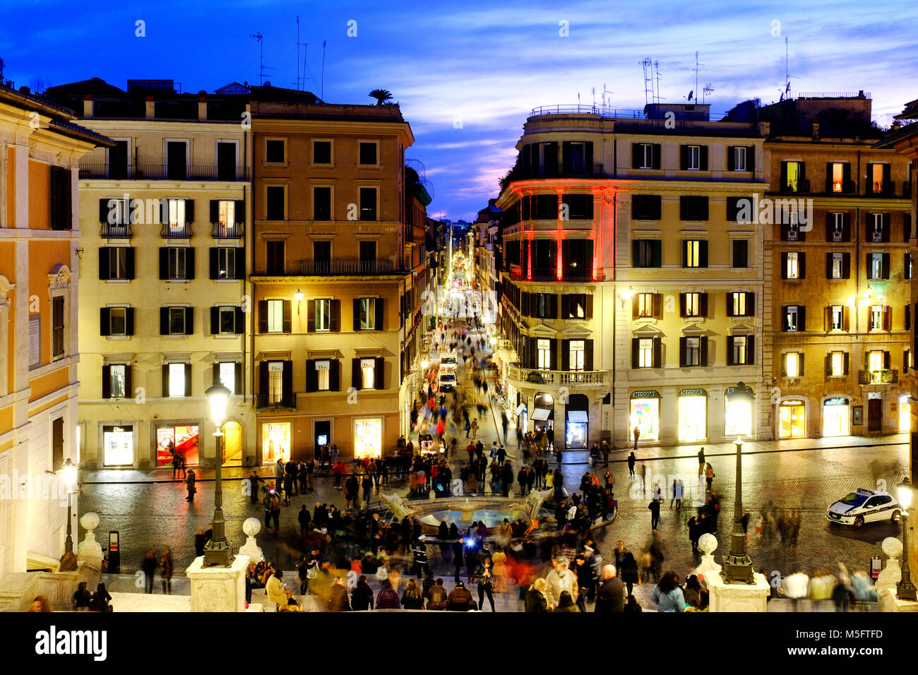 Via dei Condotti dalla Scalinata di piazza di Spagna, Roma, Italia Foto Stock