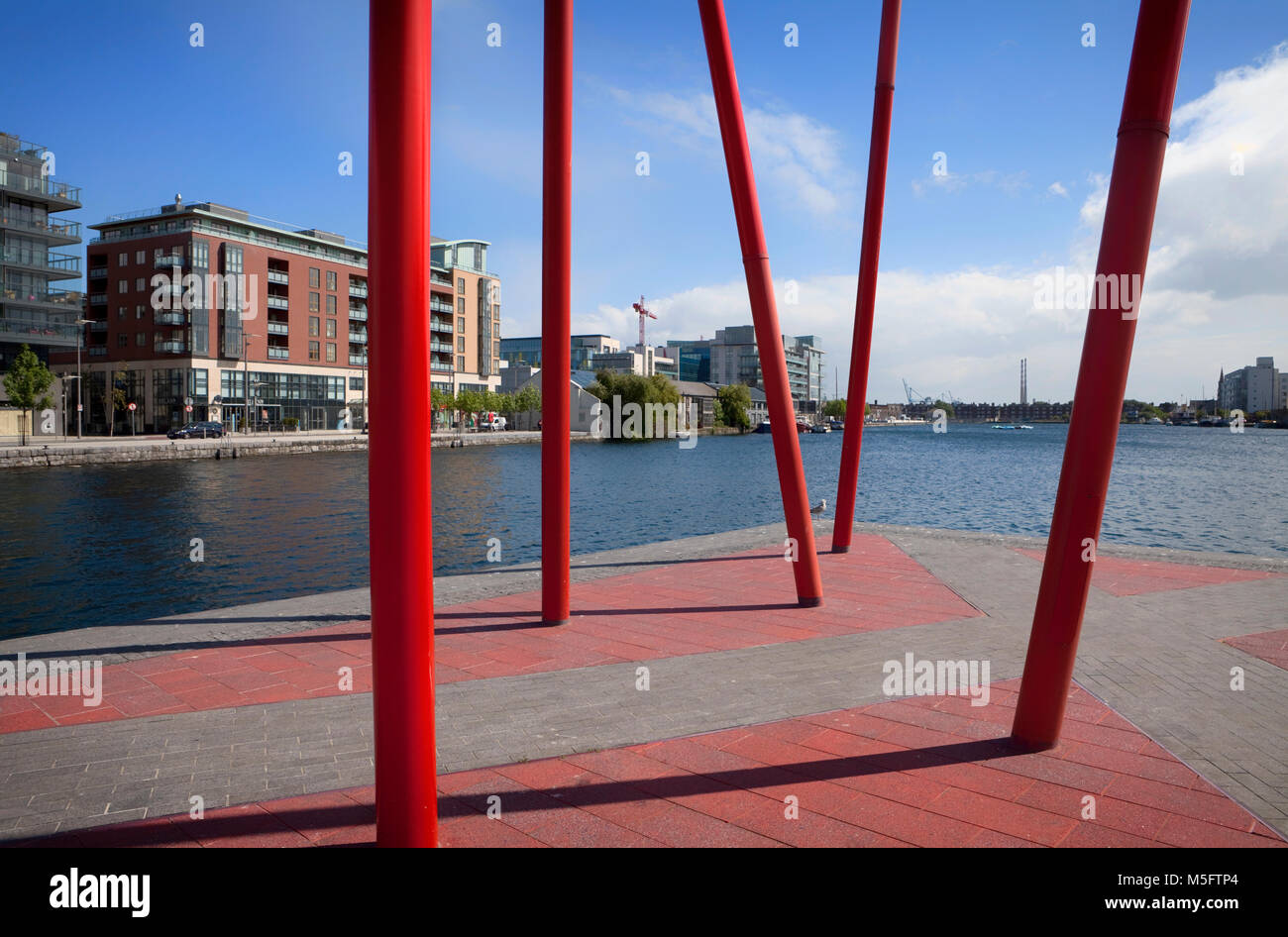 Pole di scultura sul Canal Grande Bacino, parte del Dublin Docklands area di progetto di riqualificazione di molte high-tech multinazionali, aka 'Silicon Docks'. Foto Stock