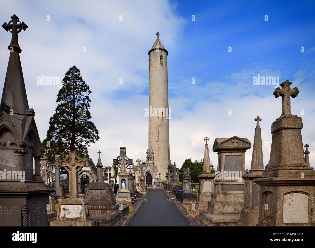 La torre circolare, la commemorazione della morte di Daniel O'Connell, che aveva stabilito il cimitero di Glasnevin in 1832. La città di Dublino, Irlanda Foto Stock