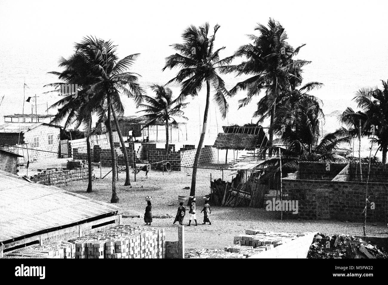 Spiaggia in Benin con palme, ampie spiagge, fishermens case, case sulla spiaggia e barche da pesca Foto Stock