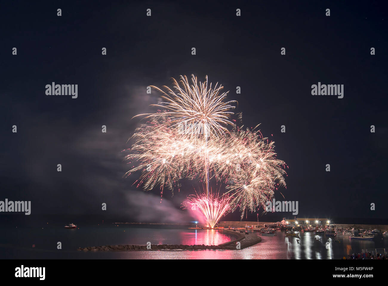 La folla si radunano in Lyme Regis, Dorset il 4 novembre 2017 a godere annuale di fuochi d'artificio e falò per festeggiare Guy Fawkes di notte. Foto Stock