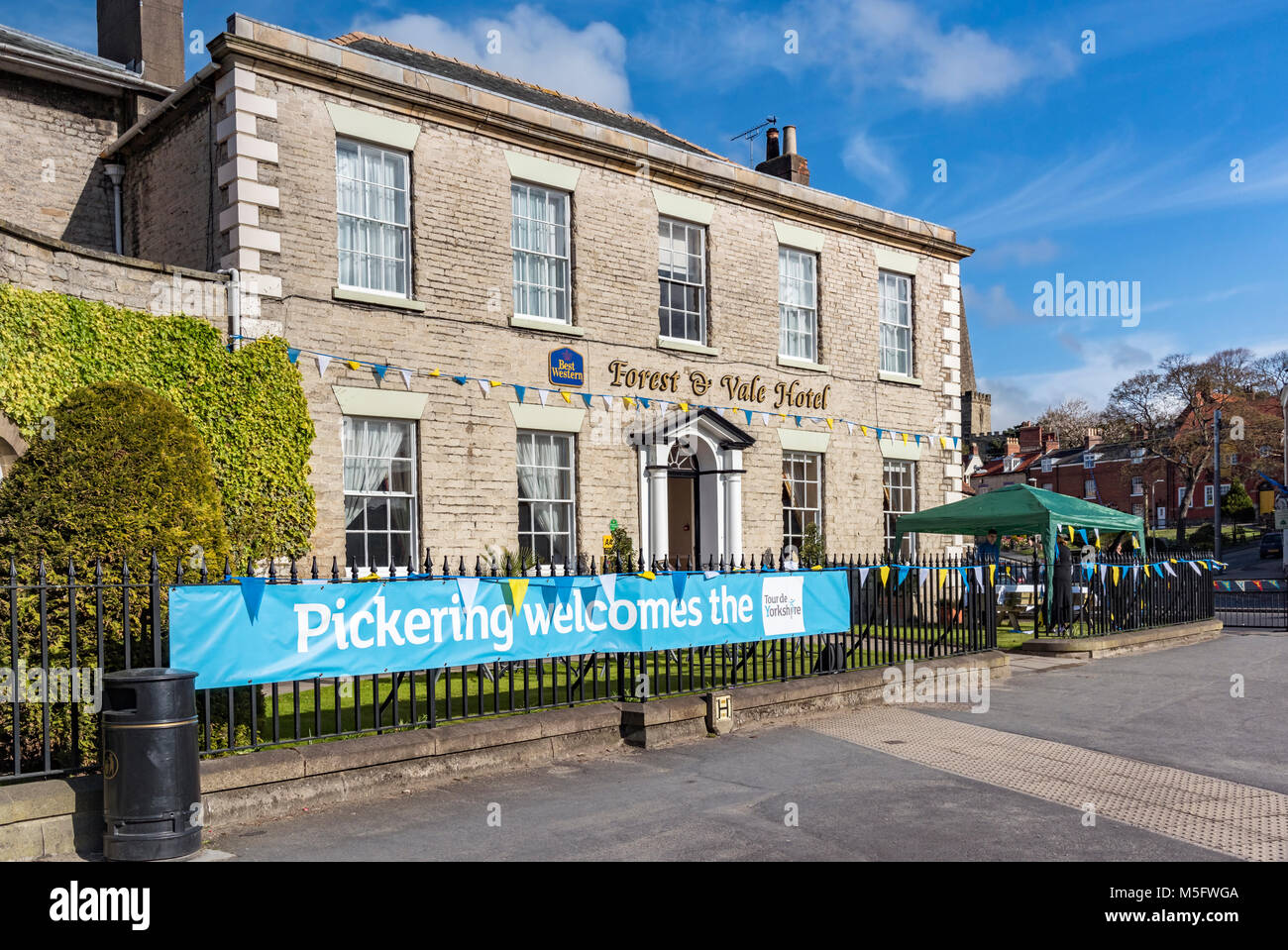 La foresta & Vale Hotel in Pickering decorato per il Tour de Yorkshire Foto Stock