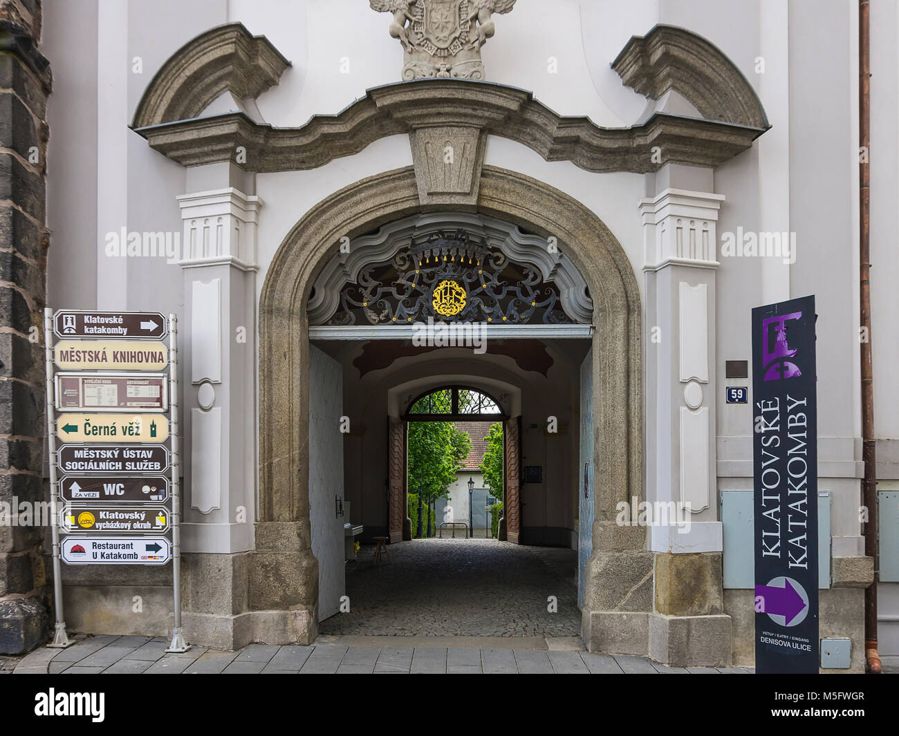 Klatovy, Repubblica Ceca - il portale e il gateway dell'architettura storica di oggi la biblioteca della città. Foto Stock