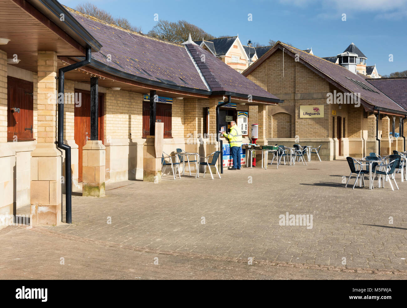 Una caffetteria sulla passeggiata lungomare a Filey Foto Stock