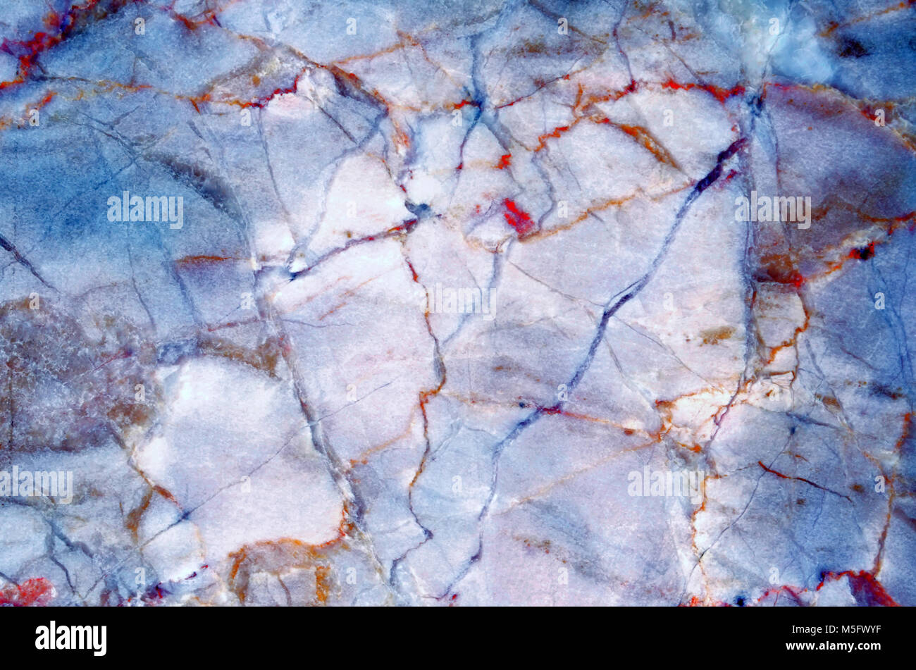 Texture in marmo in marmo sulla superficie della piastrella, un primo piano sulla superficie della piastrella in marmo sulla parete di marmo presente un dettaglio delle texture e pattern di marmo o Foto Stock