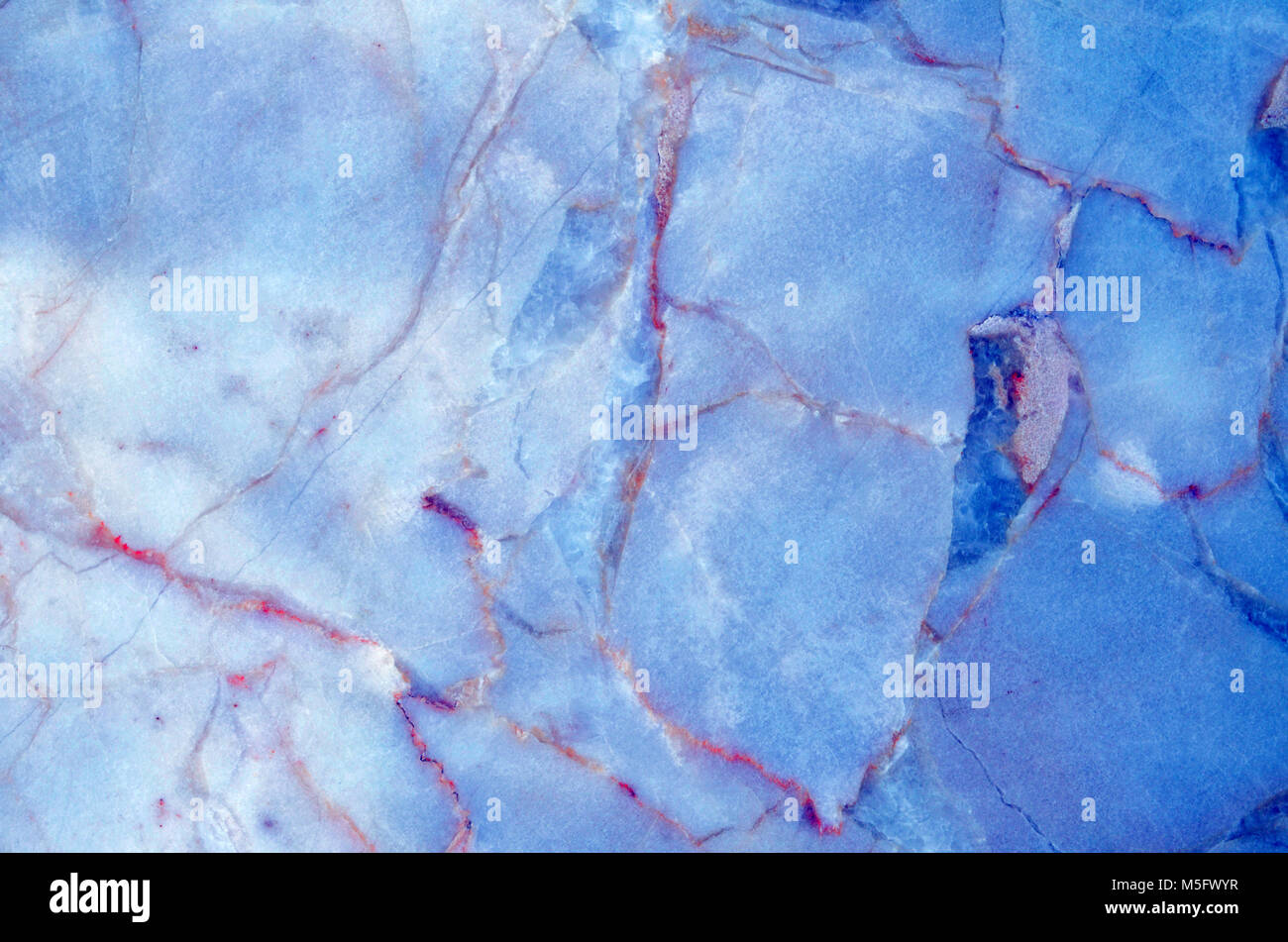 Texture in marmo in marmo sulla superficie della piastrella, un primo piano sulla superficie della piastrella in marmo sulla parete di marmo presente un dettaglio delle texture e pattern di marmo o Foto Stock