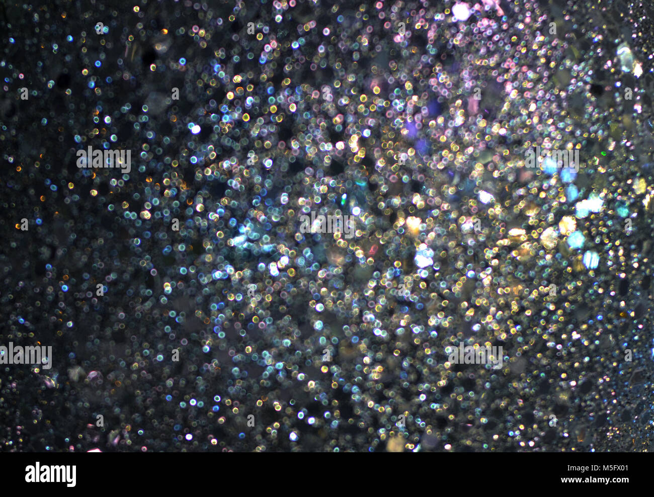 De foto di messa a fuoco di argento glister granella sul ruvido color argento Pallina natale superficie, sfocatura glister argento grano, glitter bokeh, offuscata bokeh, abstract Foto Stock
