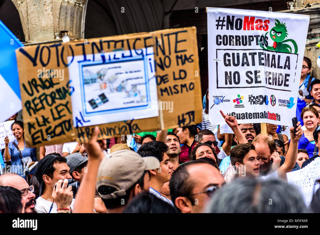 Antigua Guatemala - Agosto 27, 2015: la gente del posto la protesta contro la corruzione del governo e la richiesta di dimissioni del Presidente Otto Perez Molina Foto Stock