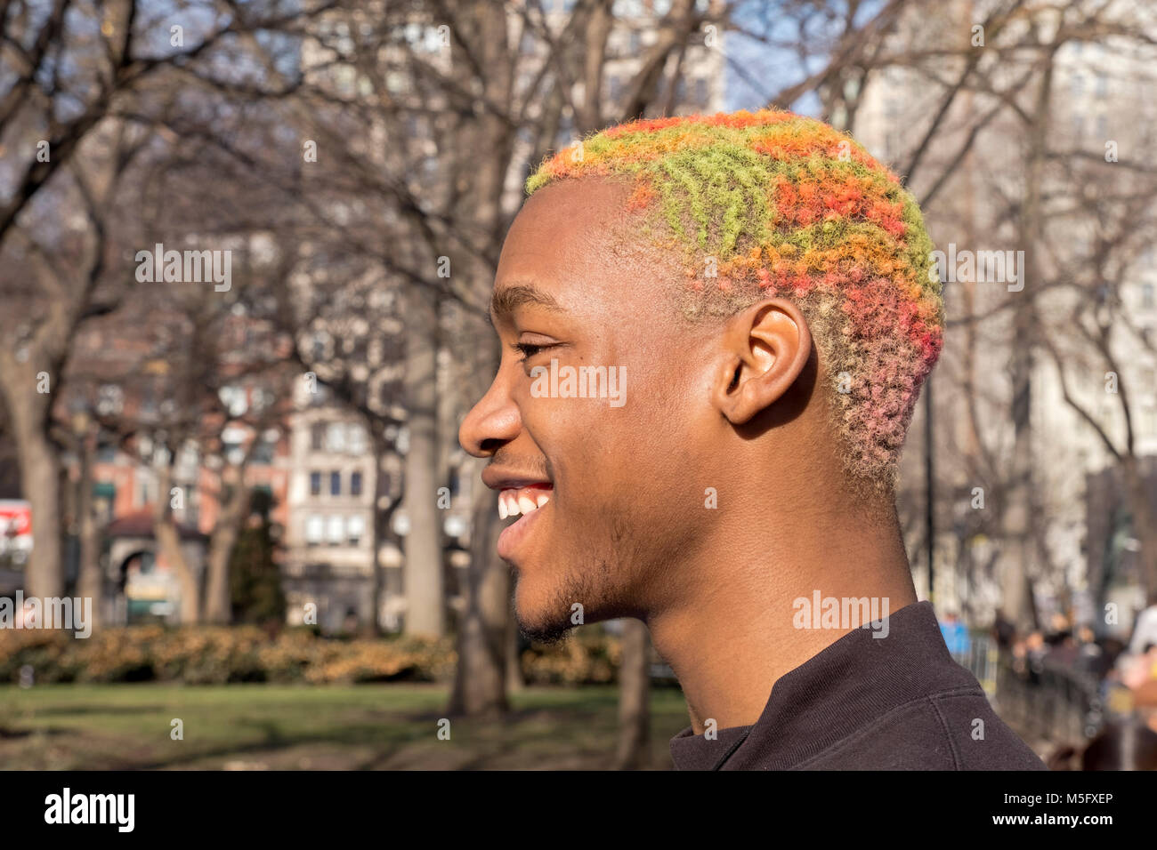 Colpo di testa di un giovane uomo con insolito capelli multicolore in Union  Square Park a Manhattan, New York City Foto stock - Alamy