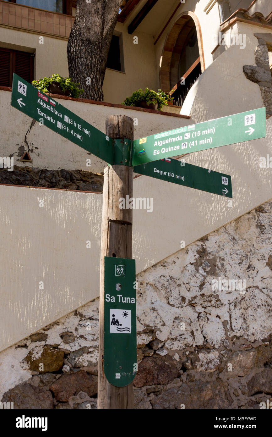 Indicazione le indicazioni per Aiguafreda, Aiguablava, Tamariu, Es Quinze e Begu per escursionisti a Sa Tuna lungo il sentiero costiero, Spagna Foto Stock