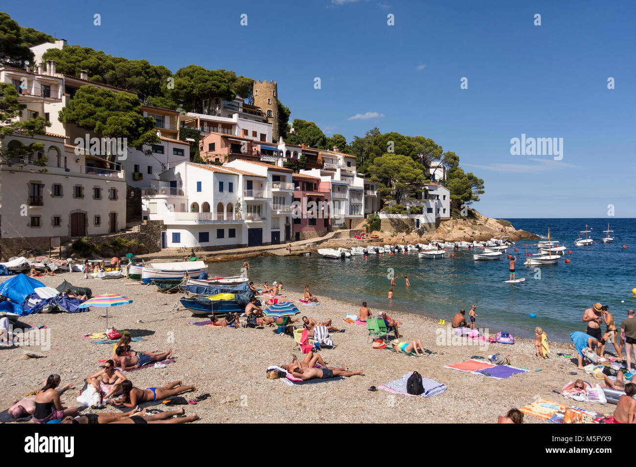 I turisti sulla spiaggia di Cala di Sa Tuna, Begur, Baix d'Emporda, Costa Brava Catalogna Foto Stock