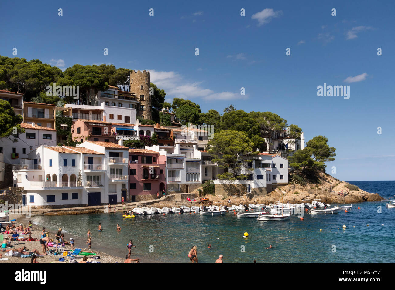 I turisti sulla spiaggia di Cala di Sa Tuna, Begur, Baix d'Emporda, Costa Brava Catalogna Foto Stock