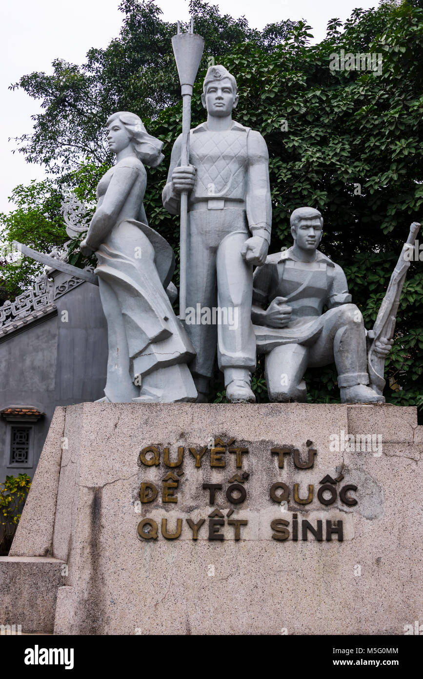 Statua di Hanoi con la scritta 'Quyết tử để tổ quốc quyết sinh' (determinato a morire per la nascita del paese), in onore di coloro che hanno resistito al dominio coloniale francese nel 1946 e la creazione di un organismo indipendente del Vietnam. Foto Stock