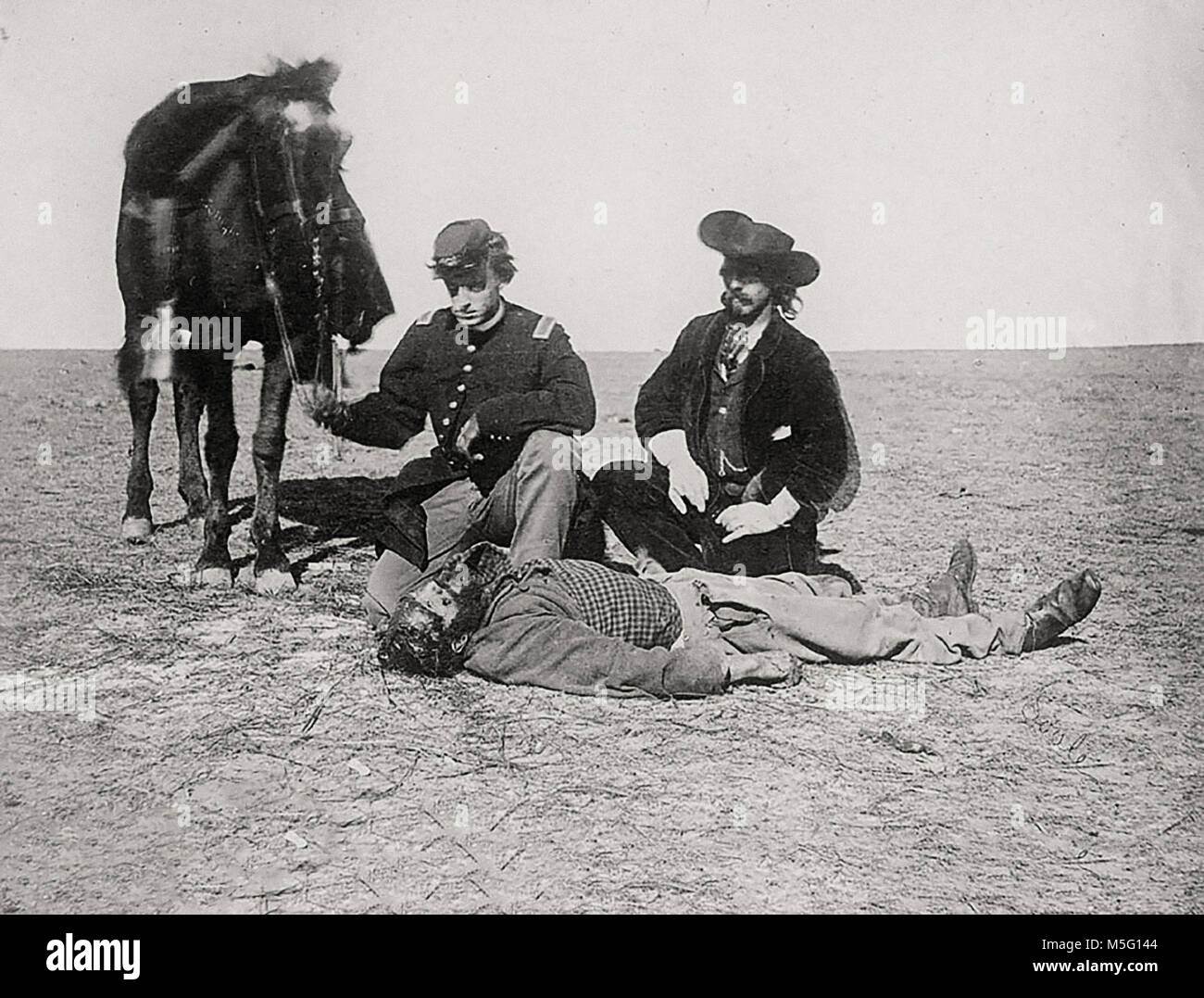 Buffalo hunter Ralph Morrison, uccisi e scalped da Cheyennes nel dicembre 1868 vicino a Fort Dodge, Kansas; Tenente leggere in uniforme militare e John O. Austin e Cavallo nelle vicinanze Foto Stock