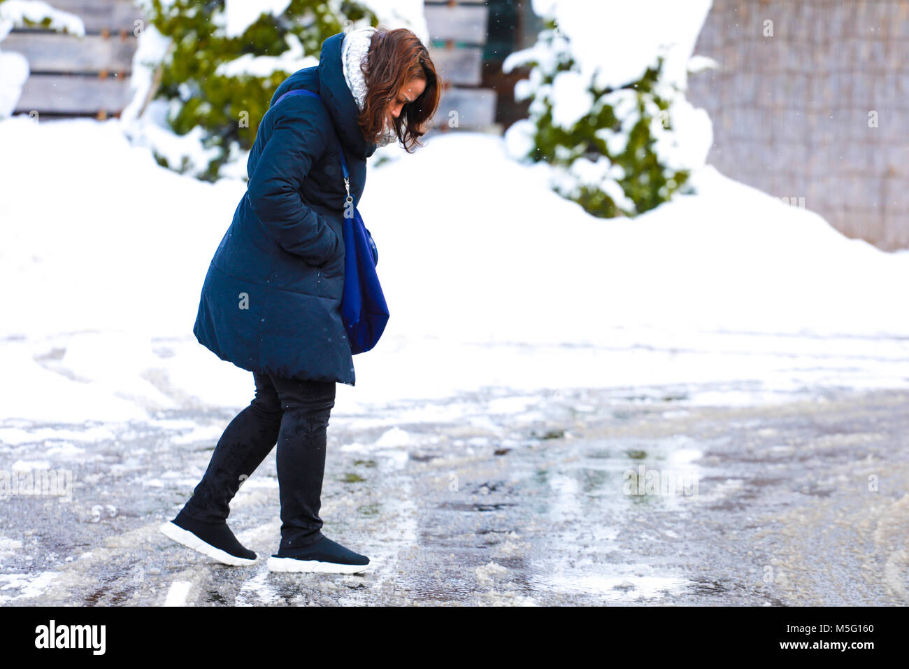 Donna sulla neve in inverno a piedi nella natura Foto Stock
