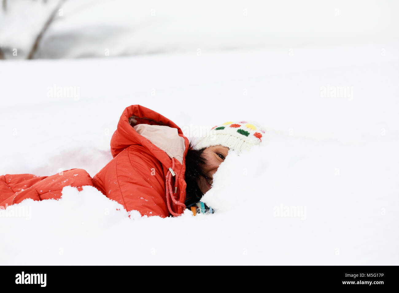 Donna godere sulla neve in inverno a piedi nella natura Foto Stock