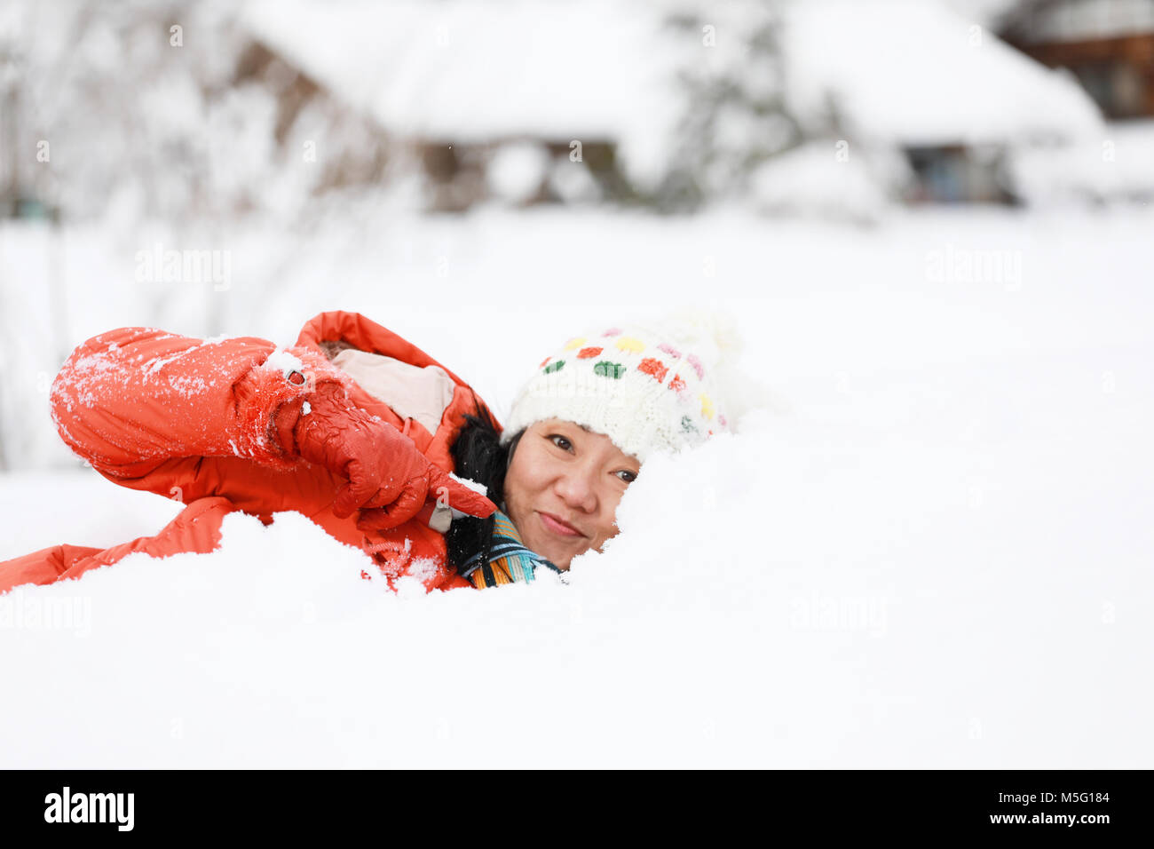 Donna godere sulla neve in inverno a piedi nella natura Foto Stock