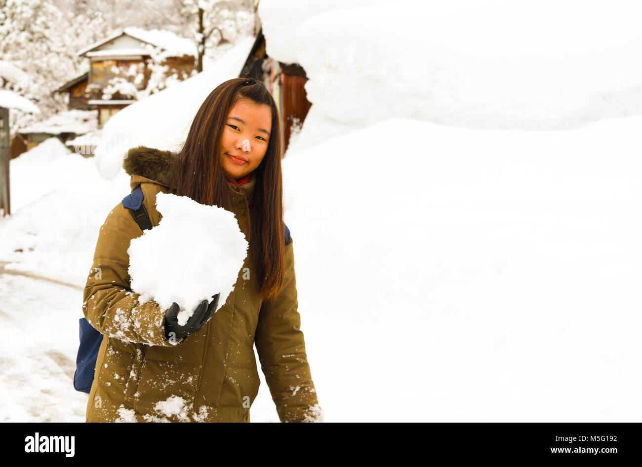Carino giovane ragazza divertirsi e giocare sulla neve Foto Stock