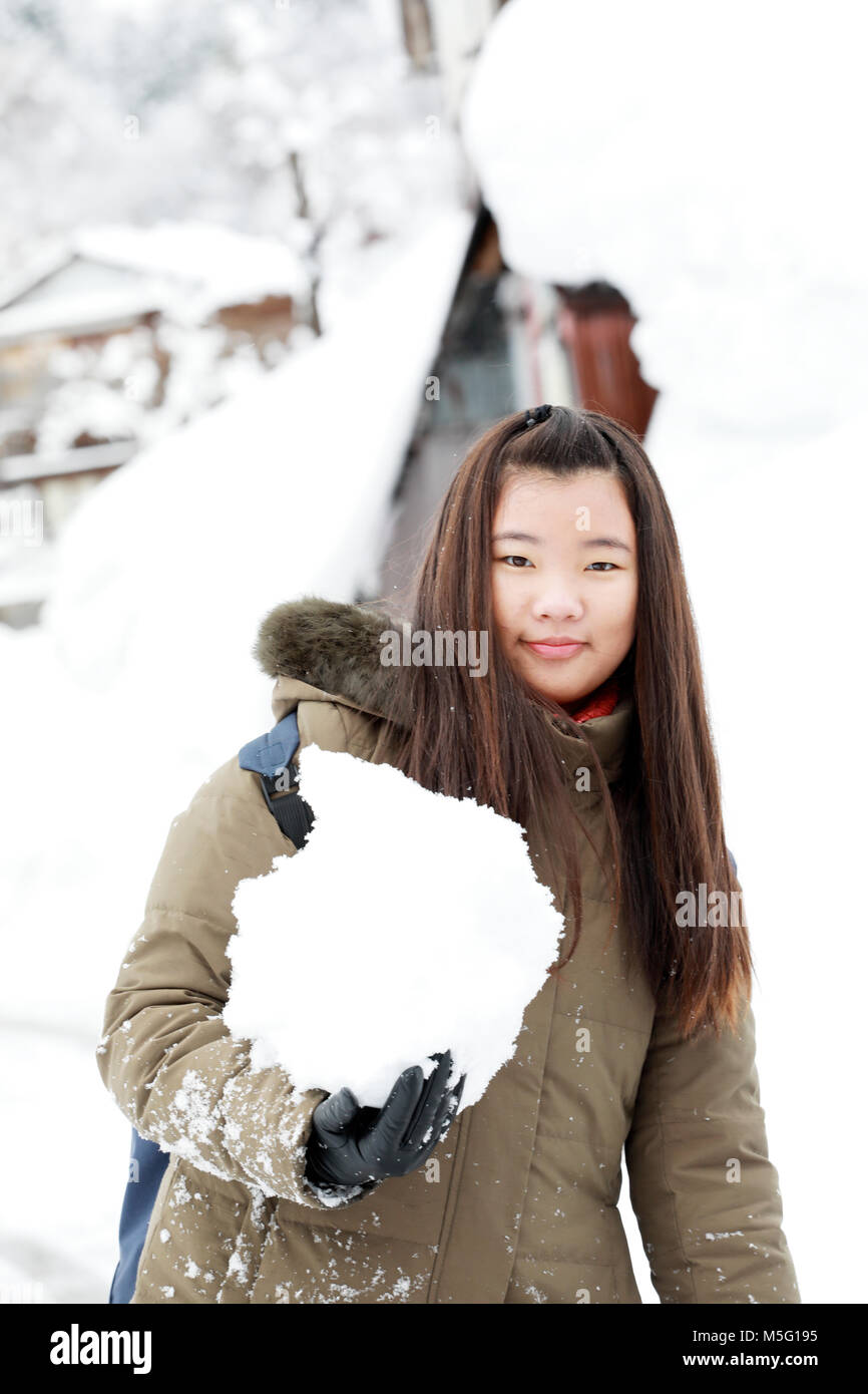Carino giovane ragazza divertirsi e giocare sulla neve Foto Stock