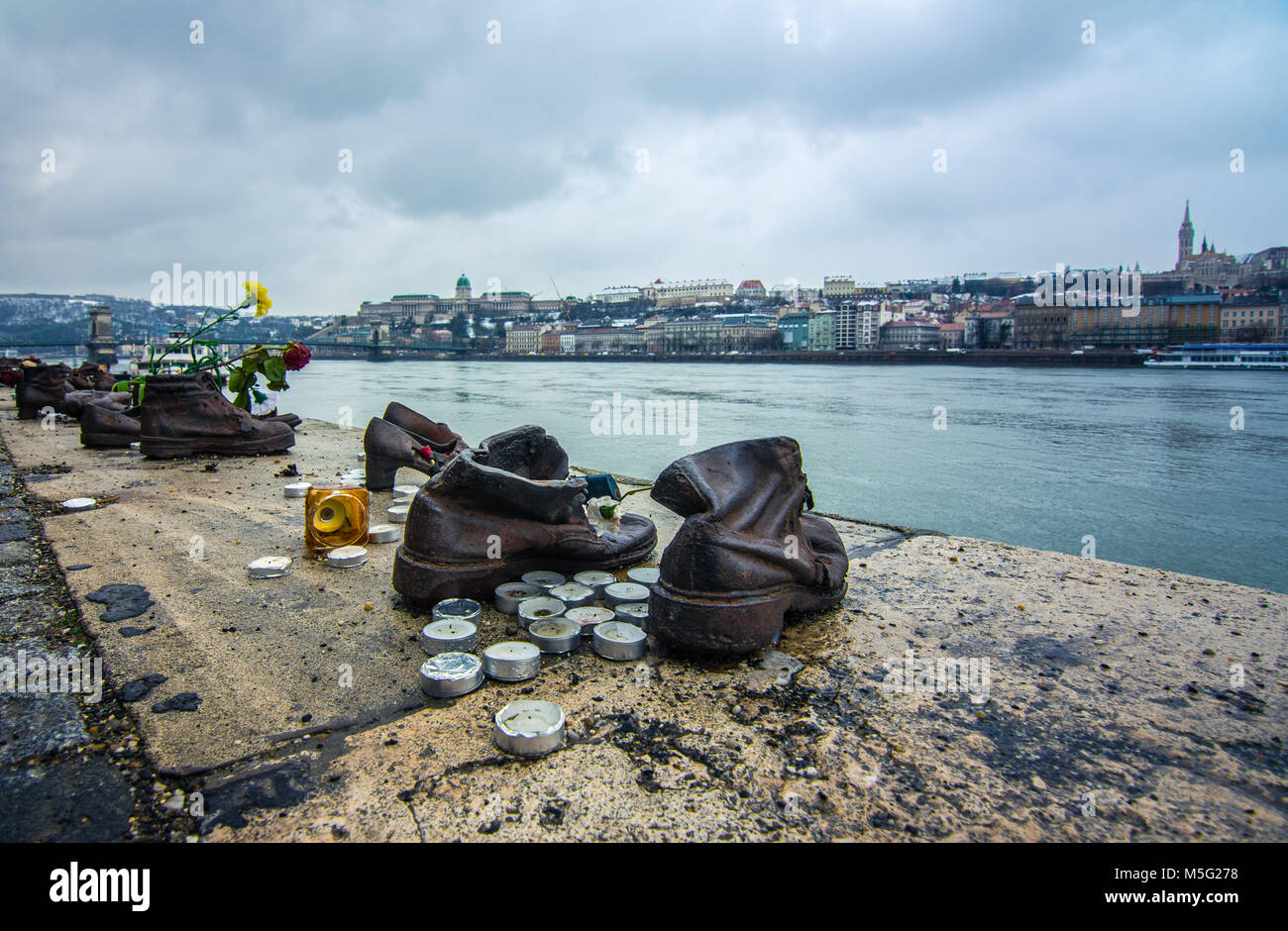 Pattini metallici sul Danubio, un monumento alla ungherese ebrei uccisi nella seconda guerra mondiale, Budapest, Ungheria. Foto Stock