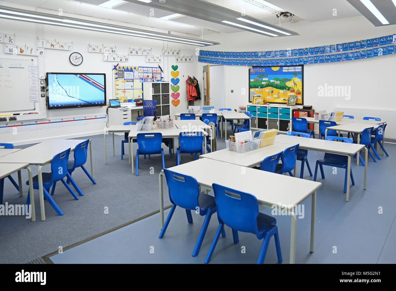 Aula in una nuova costruzione Londra scuola primaria. Mostra Scrivania disposti in gruppi. Foto Stock