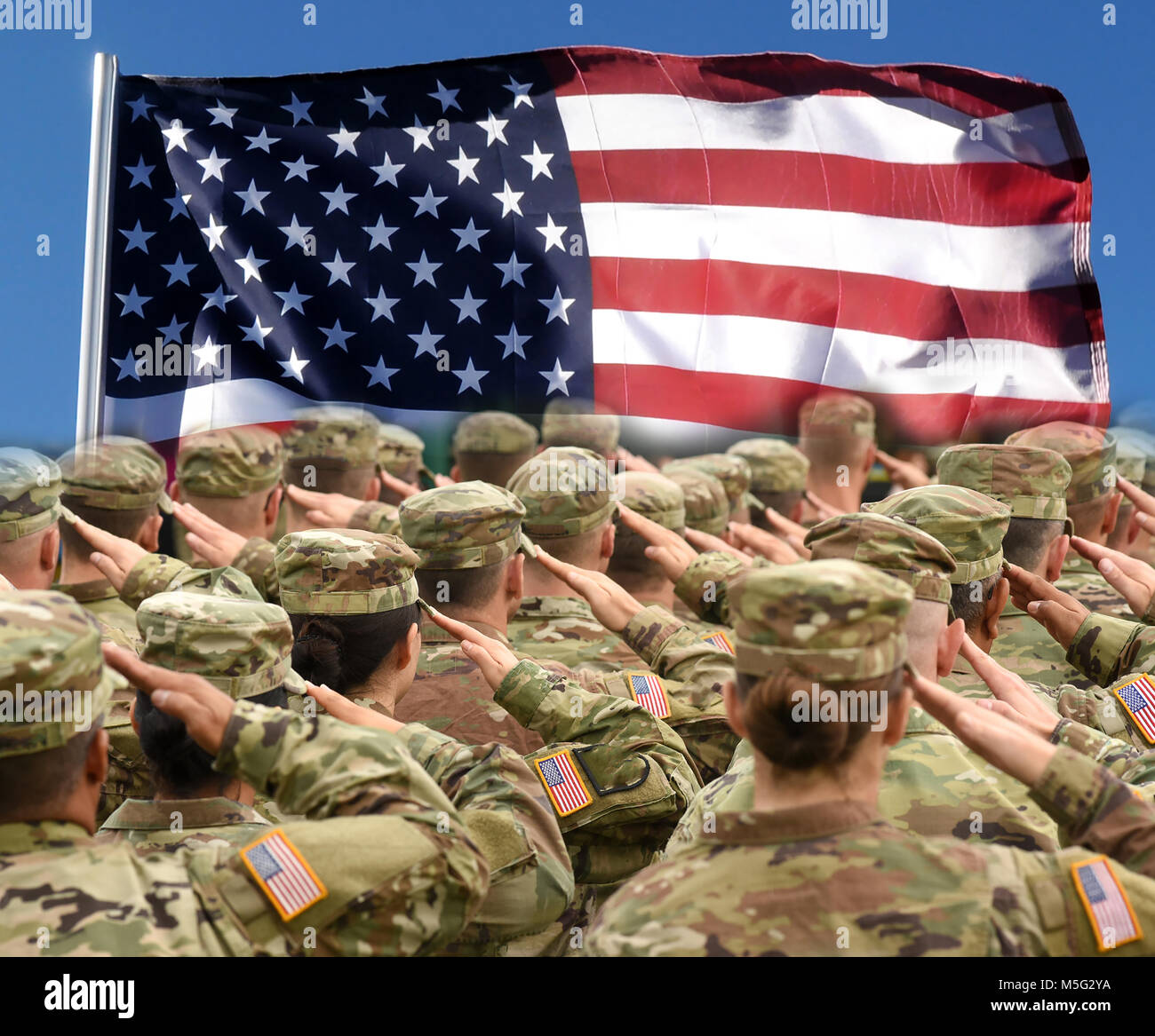 Soldati americani salutando noi bandiera, concetto patriottica Foto Stock