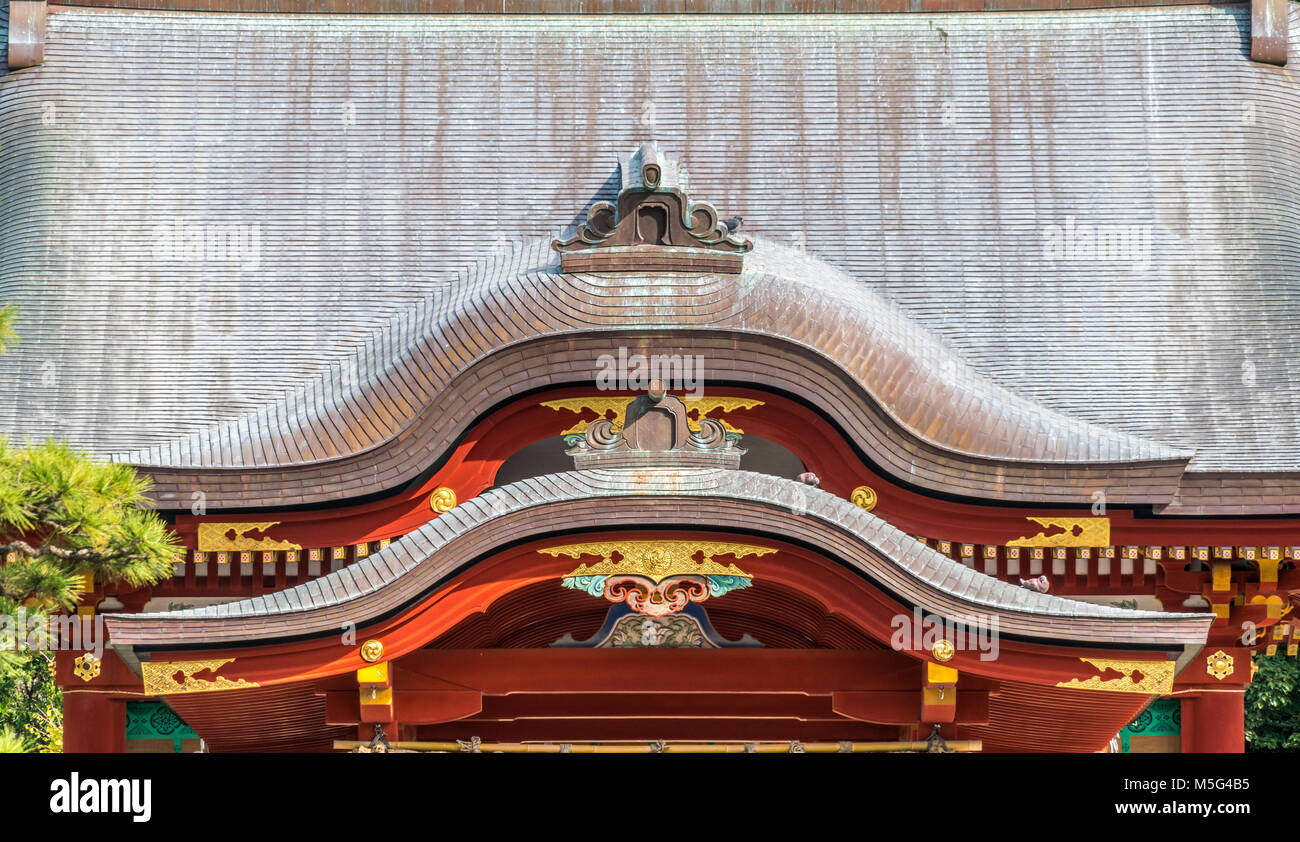 Tsurugaoka Hachimangu sacrario scintoista Maiden hall colmo del tetto dettaglio. Più importante santuario scintoista nella città di Kamakura, nella prefettura di Kanagawa, Giappone Foto Stock