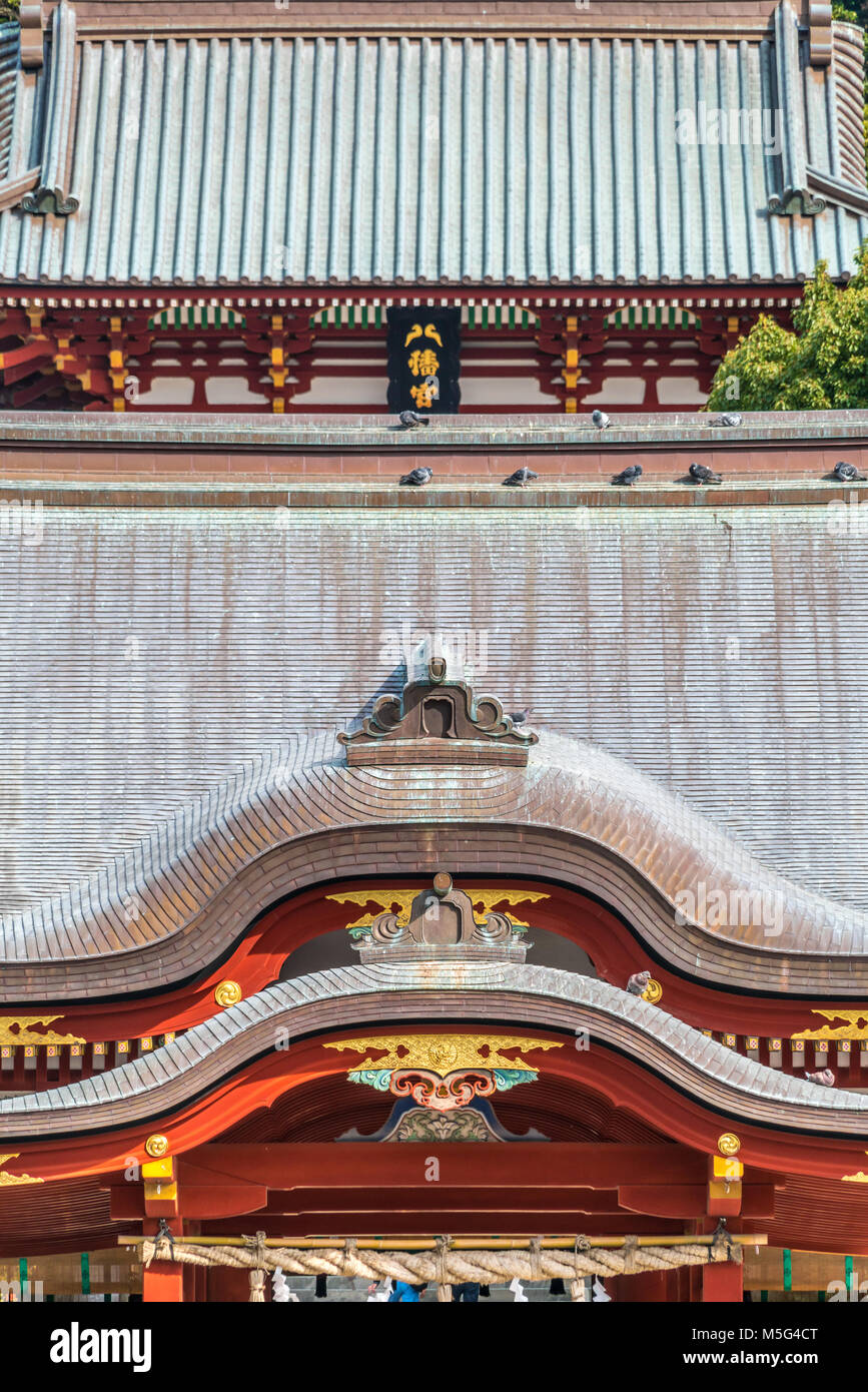 Tsurugaoka Hachimangu sacrario scintoista Maiden hall colmo del tetto particolare e il Santuario Senior (hongu) nel retro. Più importante santuario scintoista in città Foto Stock