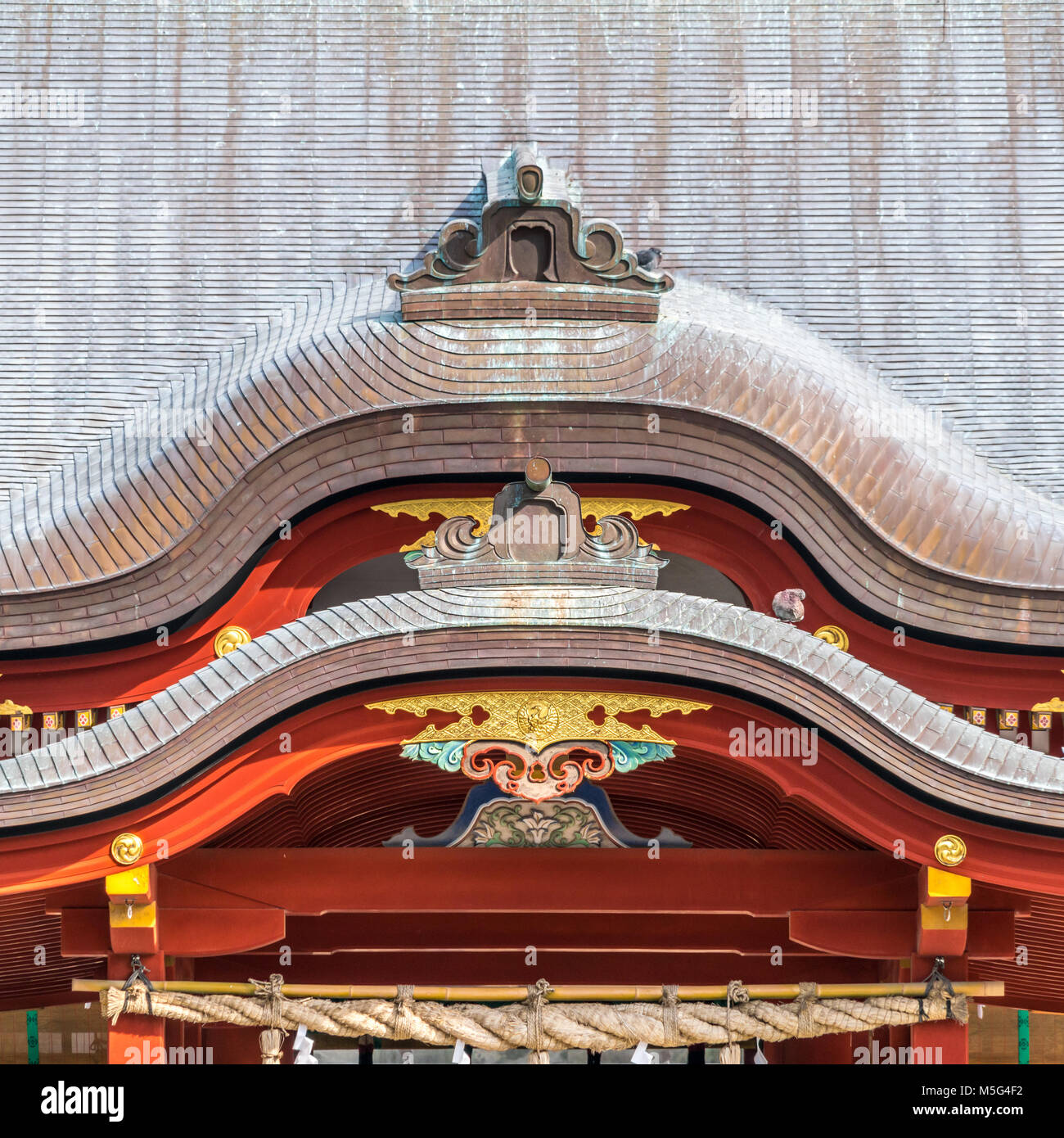 Tsurugaoka Hachimangu sacrario scintoista Maiden hall colmo del tetto dettaglio. Più importante santuario scintoista nella città di Kamakura, nella prefettura di Kanagawa, Giappone Foto Stock