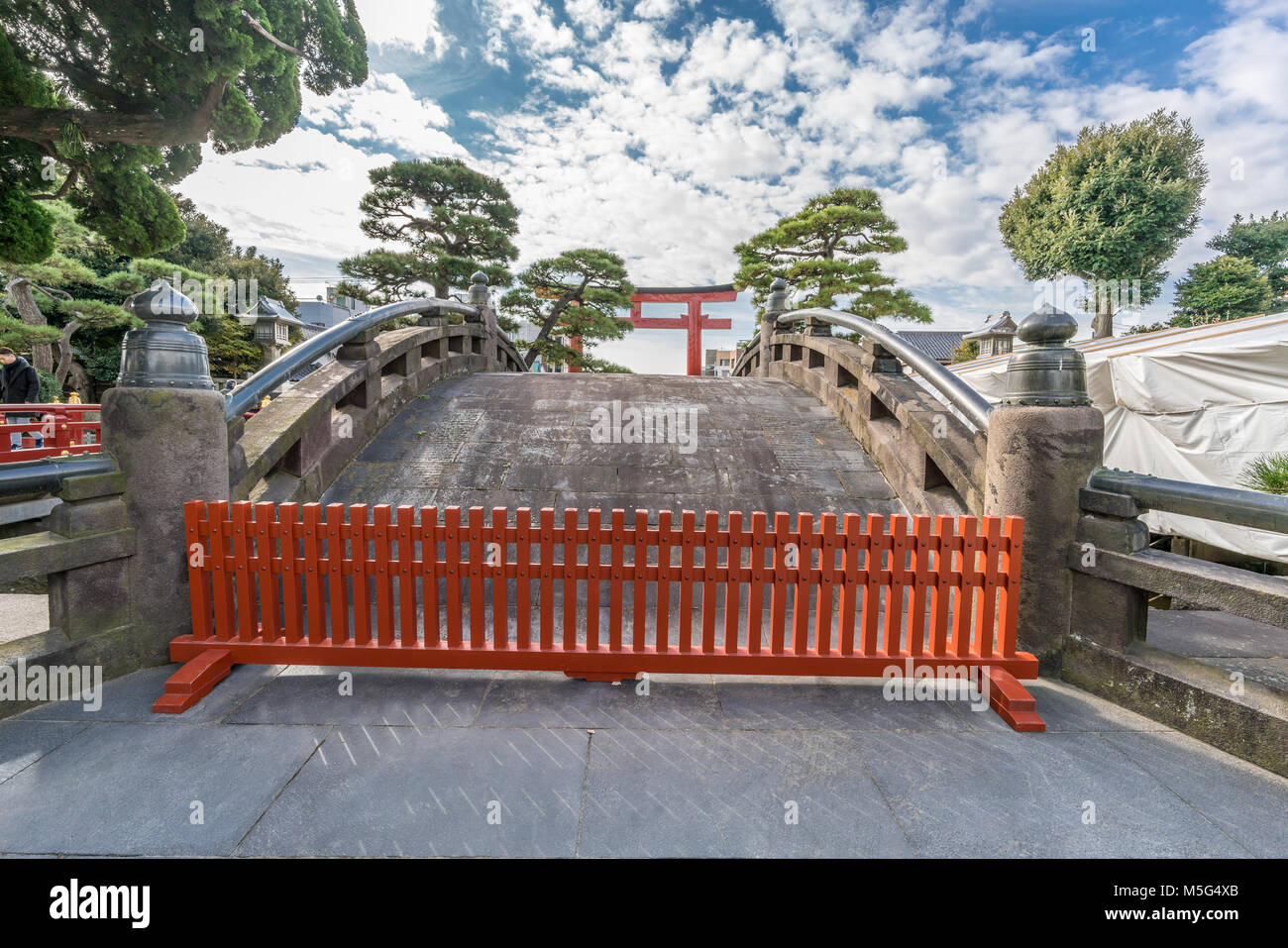 Taiko-bashi (Tamburo ponte) e San no Torii porta d'ingresso di Tsurugaoka Hachimangu santuario. Situato a Kamakura, nella prefettura di Kanagawa, Giappone Foto Stock
