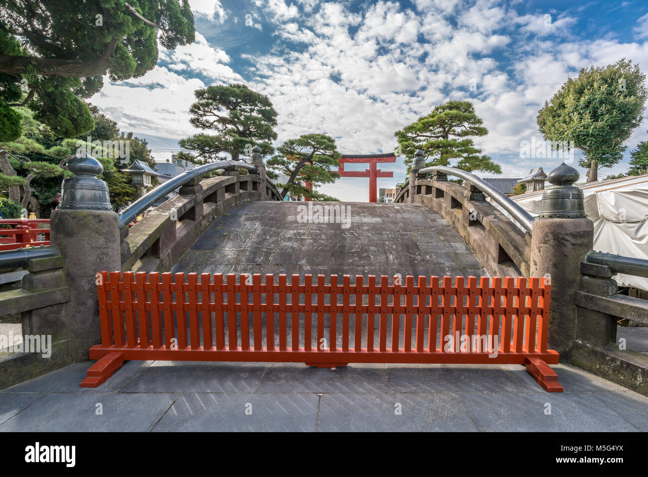 Taiko-bashi (Tamburo ponte) e San no Torii porta d'ingresso di Tsurugaoka Hachimangu santuario. Situato a Kamakura, nella prefettura di Kanagawa, Giappone Foto Stock