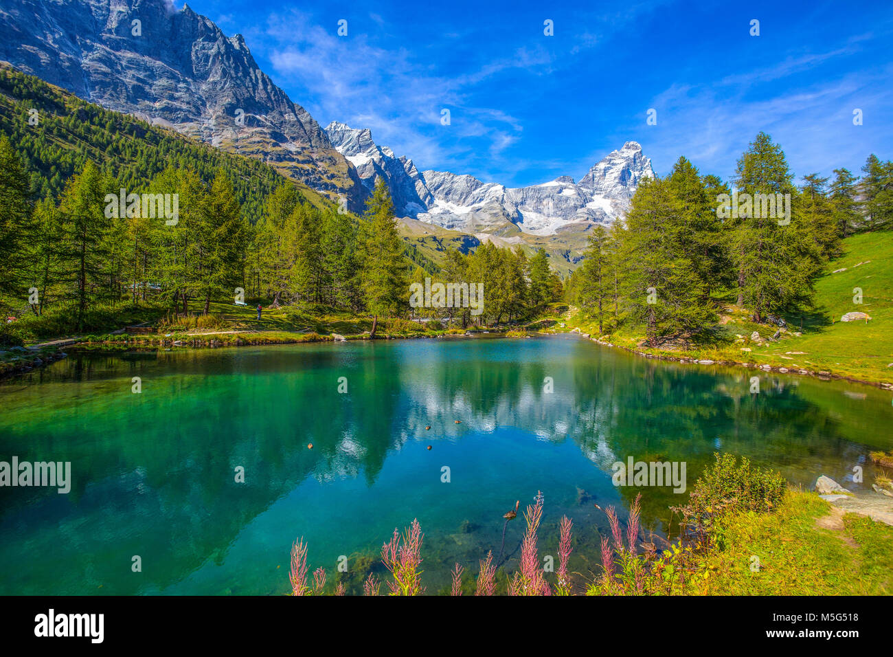 Vista del lago blu (Lago Blu) vicino a Breuil-Cervinia e Monte Cervino (Matterhorn) in Val d'Aosta, Italia Foto Stock