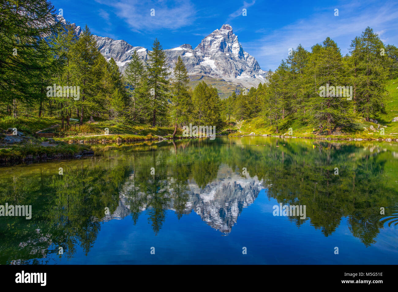 Vista del lago blu (Lago Blu) vicino a Breuil-Cervinia e Monte Cervino