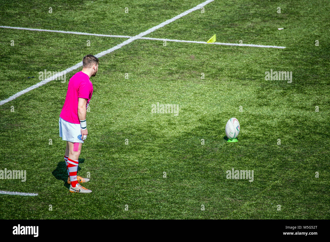 Genova, Italia, Aprile 2015 - giocatore di rugby calciare la palla ovale Foto Stock