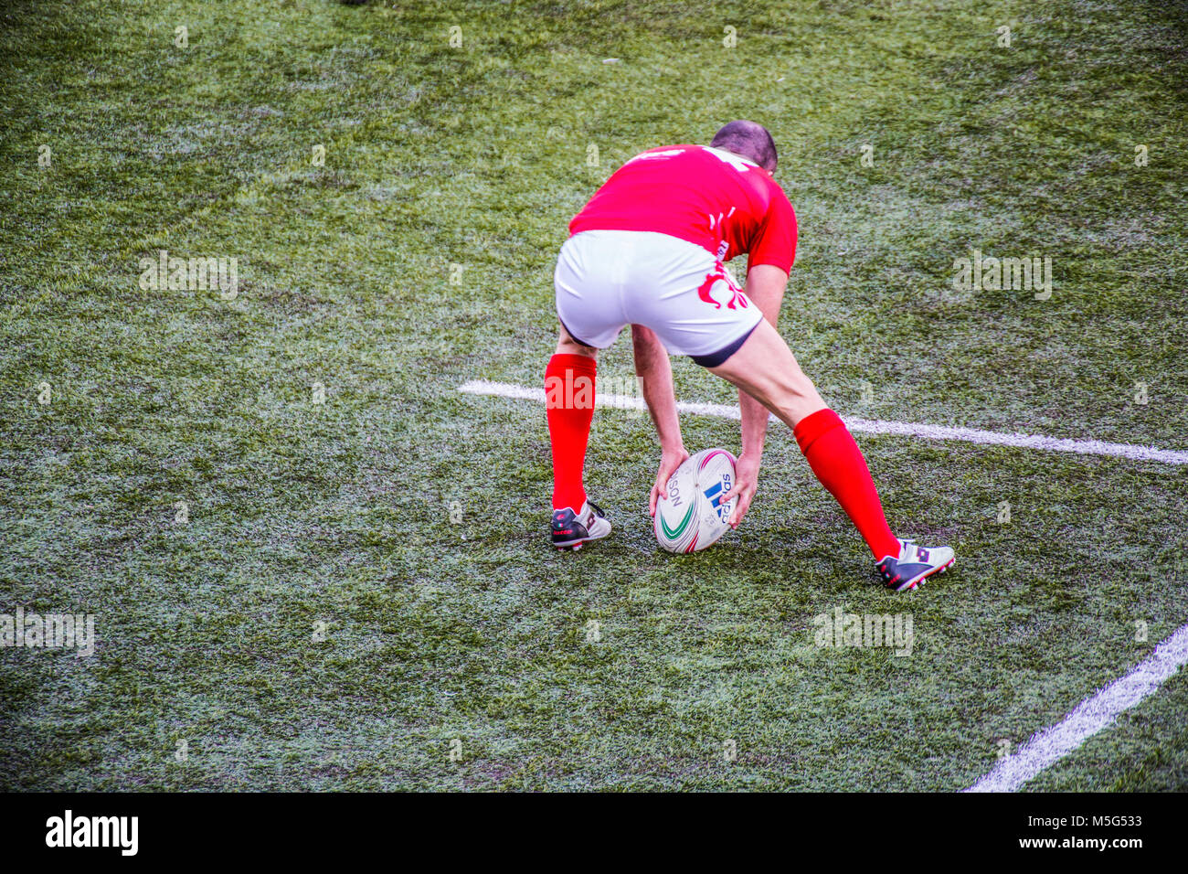 Genova, Italia, Aprile 2015 - giocatore di rugby afferra la palla ovale Foto Stock