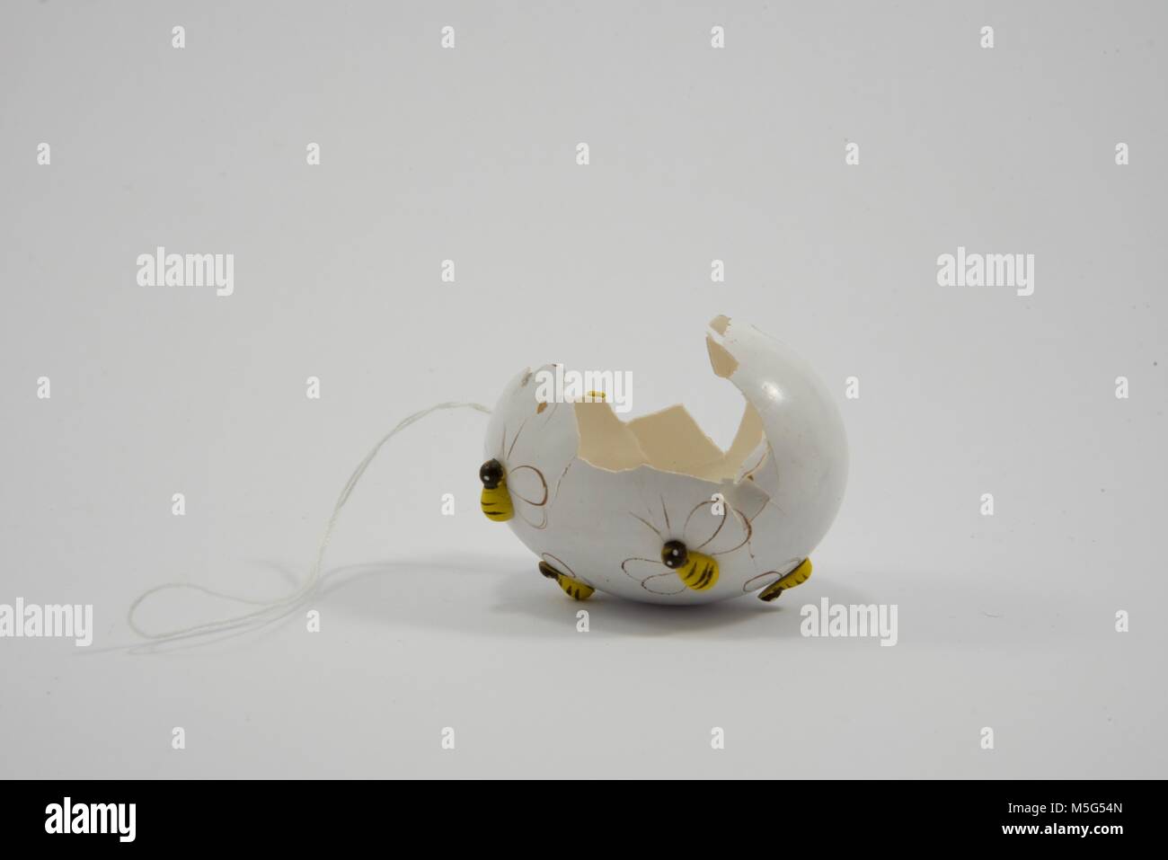 Uno rotto decorativo uovo di pasqua greeting card happy holiday Foto Stock