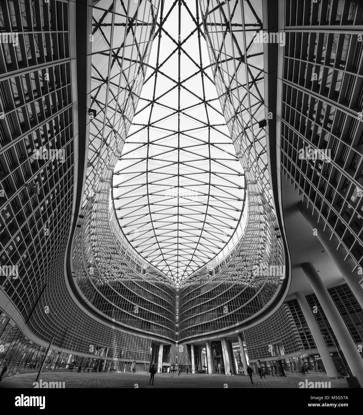Milano, 13 ottobre 2017. Cortile interno del palazzo del governo regionale della Lombardia, architettura moderna, Milano, Italia Foto Stock