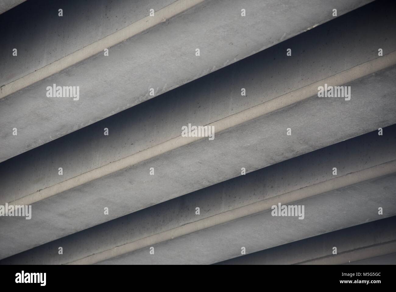 Passando sotto un ponte di cemento su una autostrada Foto Stock