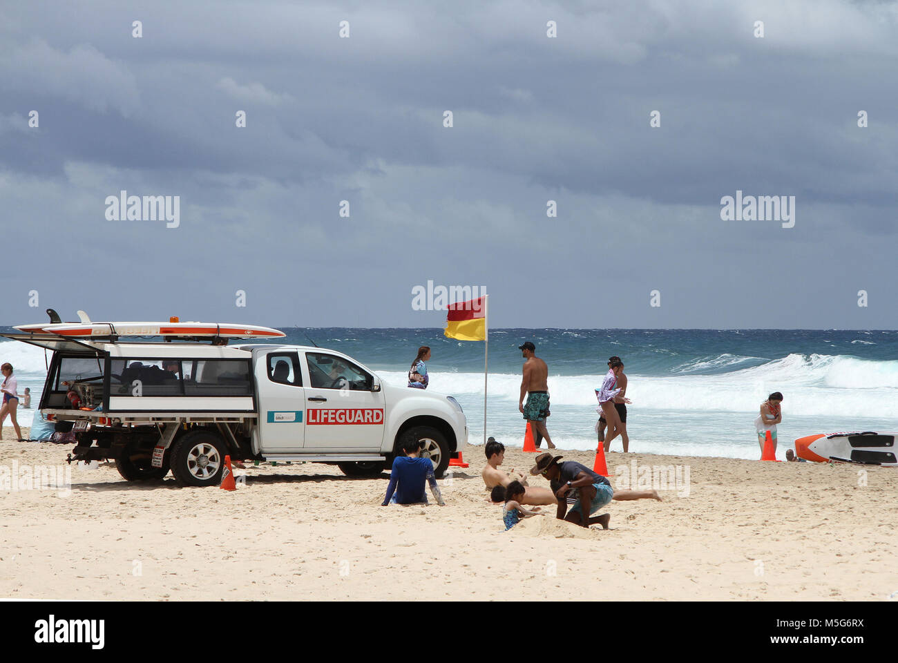 Spiaggia della Gold Coast con turisti e bagnini, Queensland, Australia Foto Stock