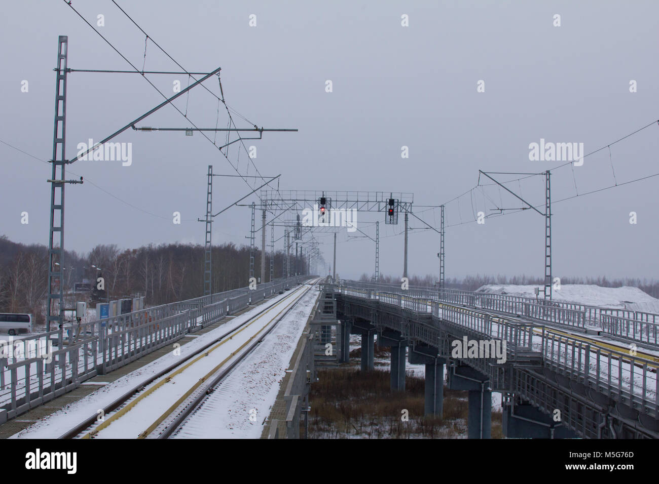 I binari del treno aeroporto al giorno nuvoloso Foto Stock