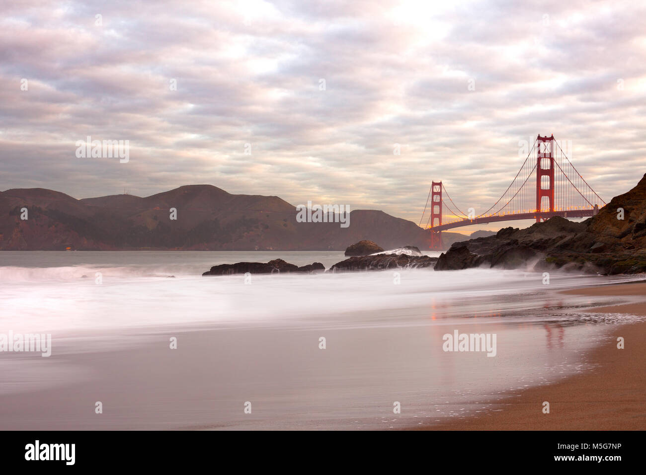 Golden Gate Bridge da Baker Beach, San Francisco, California, Stati Uniti d'America Foto Stock