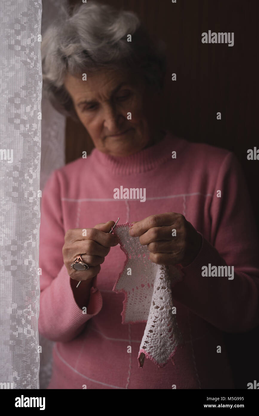 Senior donna lana per maglieria a casa Foto Stock