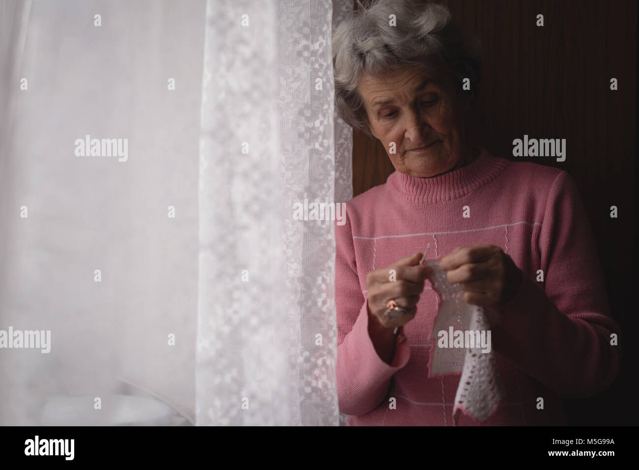 Senior donna lana per maglieria a casa Foto Stock