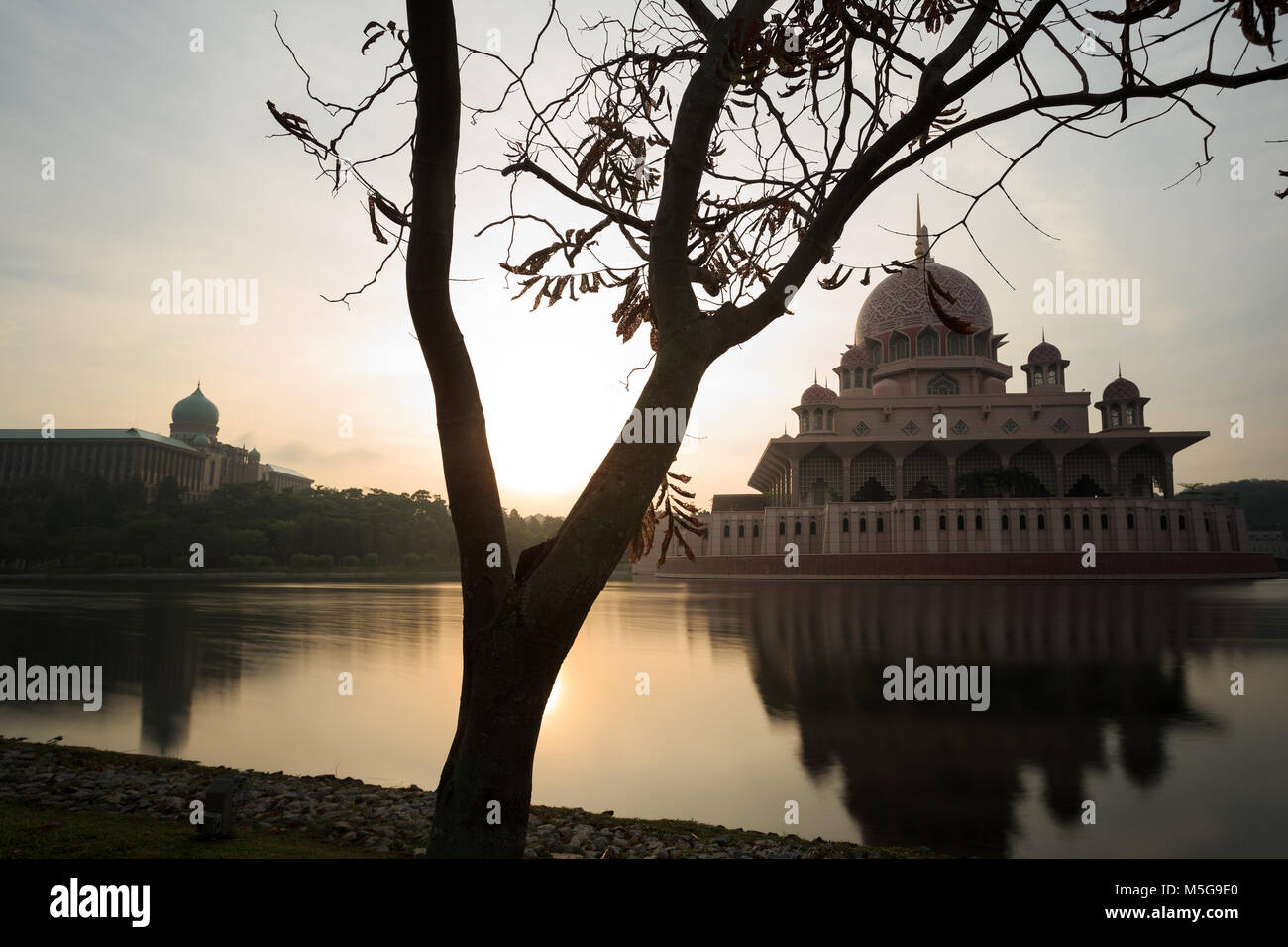 Putra moschea e Putra Perdana (dell'Ufficio del Primo Ministro) oltre il lago artificiale. Uno degli scenari più belli in Putrajaya. Foto Stock