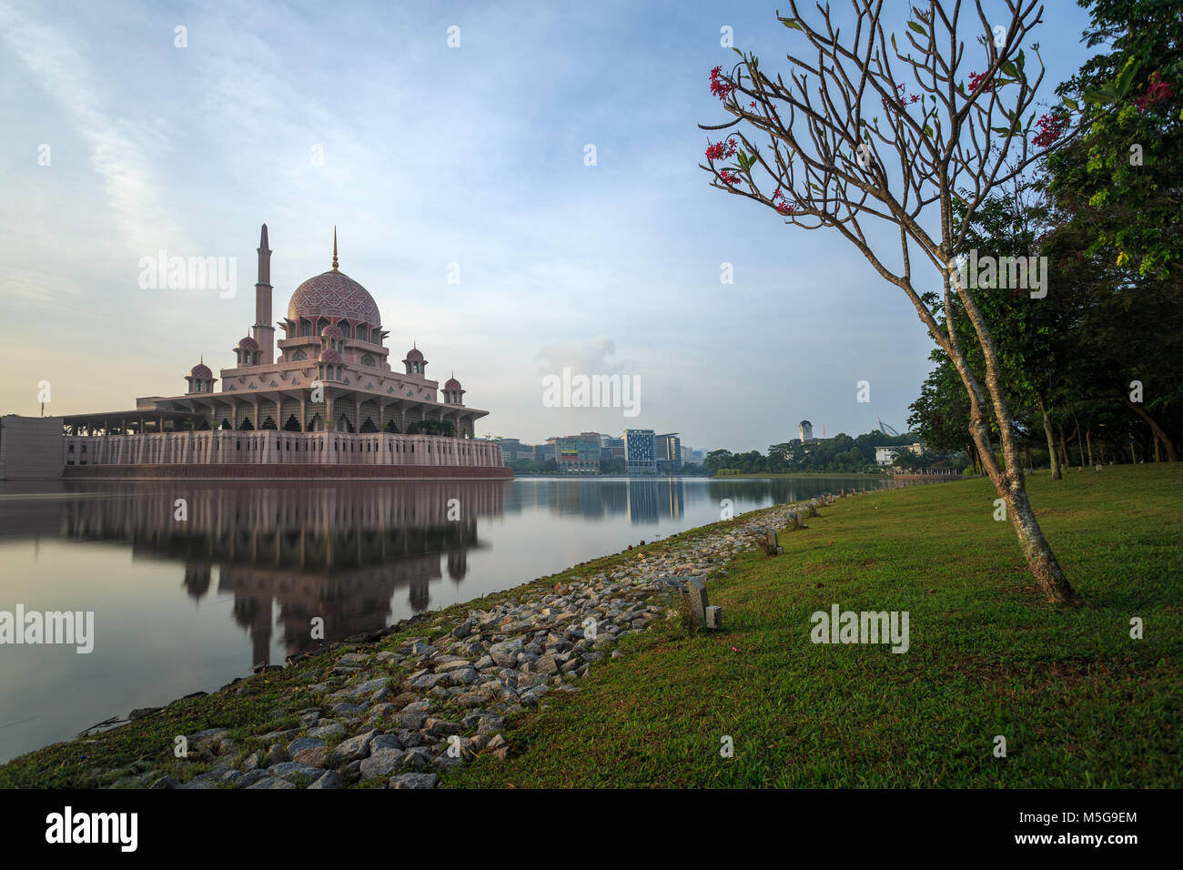 La moschea di Putra oltre il lago artificiale. Uno degli scenari più belli in Putrajaya. Foto Stock