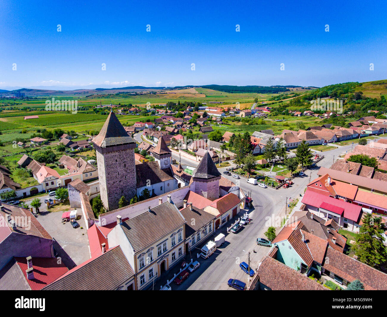 Homorod chiesa fortificata costruire dal tedesco Sassoni in Transilvania. Vista aerea Foto Stock